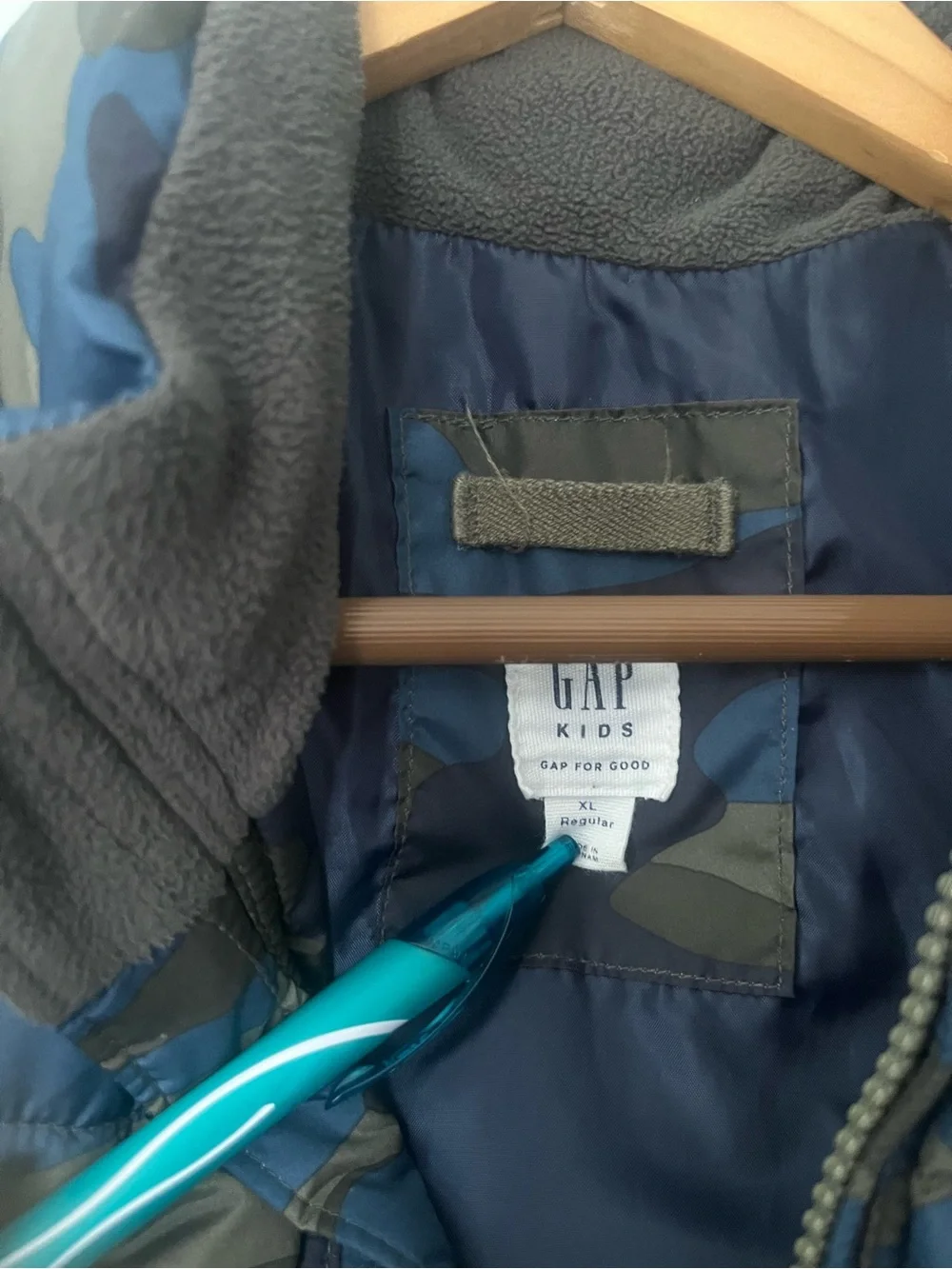 GAP boys Blue & Green Camo Puffer Vest size XL